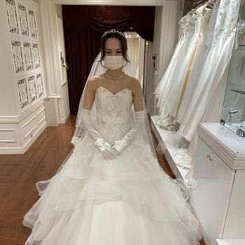 ふわふわのチュールが可愛らしいウェディングドレス