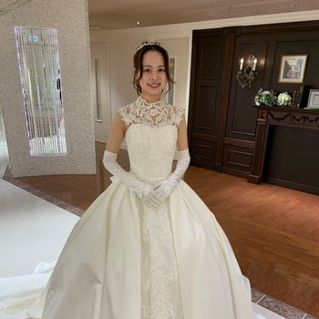 後ろ姿が可愛いハイネックのウェディングドレス