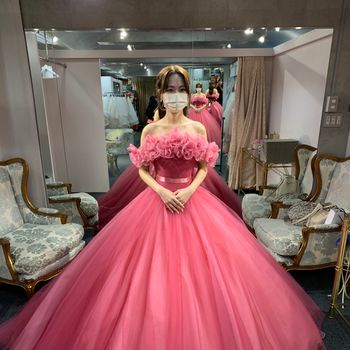 バックのお花がインパクト大の可愛いドレス