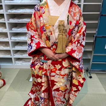 花と鶴が美しい衣装