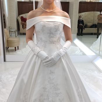 ロールカラーのクラシカルドレス