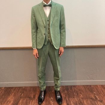 シンプルでカジュアルなカラー。カラードレスとも合わせやすい。