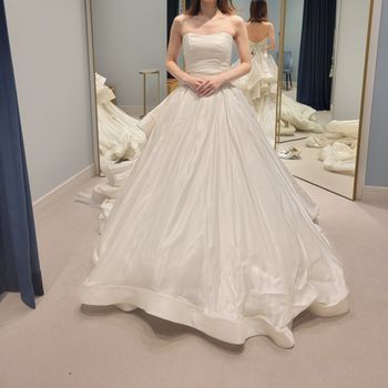 長い間いろんな花嫁様に人気のあるドレスだそうです