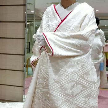 赤いラインがスタイリッシュな白無垢