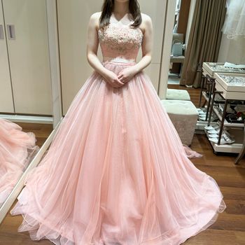 春のお花のような暖かいカラーのドレス