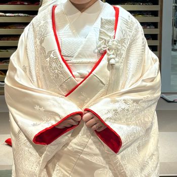 赤色の差し色の入った白無垢