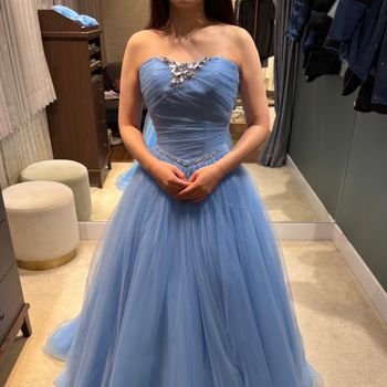 上品なキラキラと、形が美しいドレス
