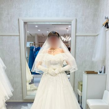胸元のフリルから腰までのリーフ柄が可愛いドレス