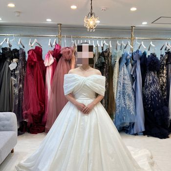 バックスタイルが美しいウエディングドレス