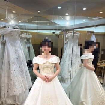 シンプルながらも華やかなドレス