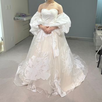 個性的な花柄ドレス