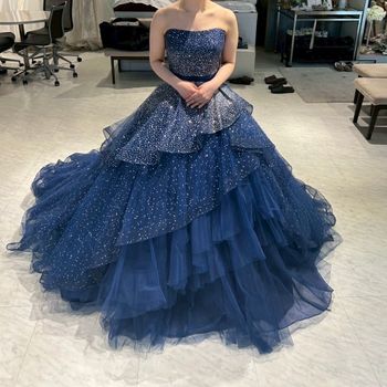 フリルとビジューが特徴的