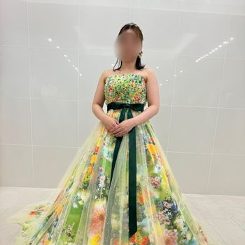 グリーン基調で暖色のお花が散りばめられたカラフルなドレス