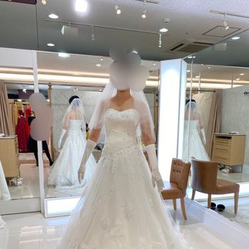 花の形が沢山のドレス