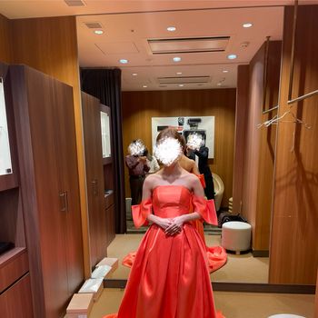 足のスリットが美しいビビットオレンジドレス