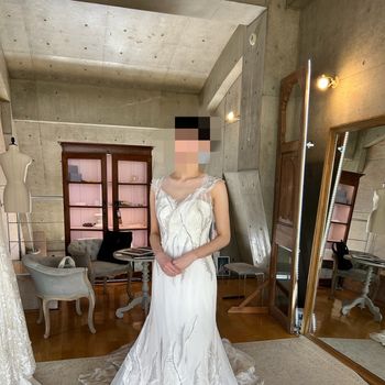 都会的な羽モチーフのドレス