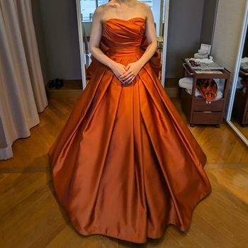 ツヤっと華やかなドレス