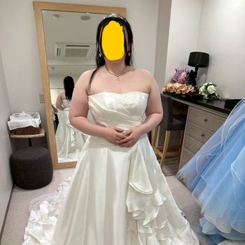 手触りもよくデザイン素敵なウェディングドレス