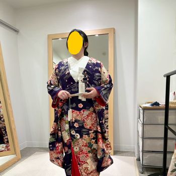 深紫色にピンクの花が刺繍が入っててかっこいい色打掛