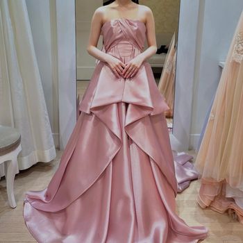 バチェロレッテ風のピンクドレス