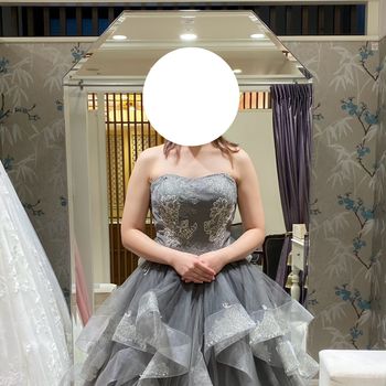 くすみグレーのドレス