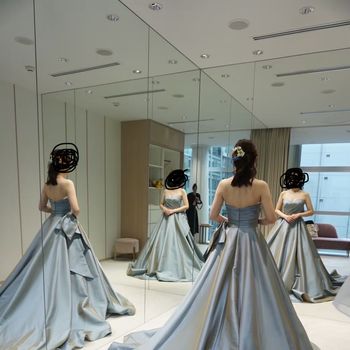 ブルーが目を惹くドレス