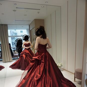 黒の光も纏う赤いドレス