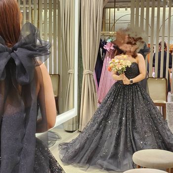 黒のドレスにラメが施されておりとてもかわいい。リボンも素敵