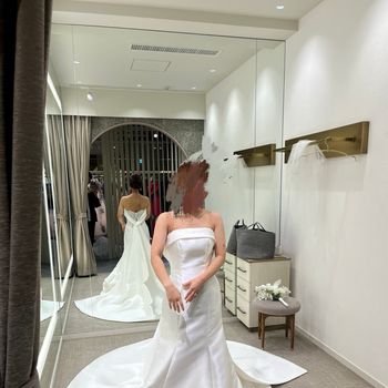 ドレスの後ろのデザインがおしゃれ