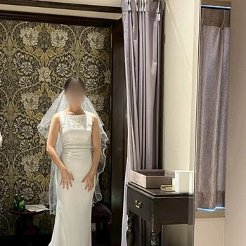 スタイルをよく見せてくれる細身ドレス