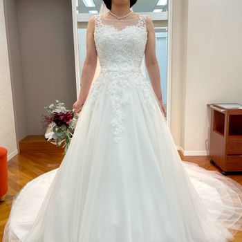 肩口のレースが素敵なドレス