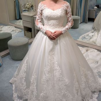 お花の刺繍がきれいなロングスリーブドレス