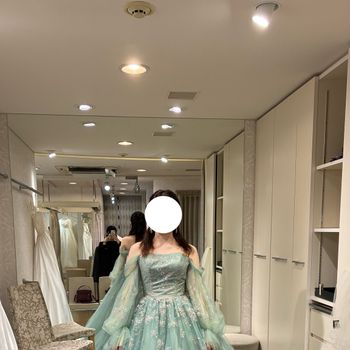 お姫様感あふれるグリーンドレス