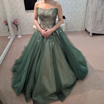 ウエストリボンが可愛いグリーンなドレス