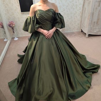 サテン生地が艷やかな品のあるドレス