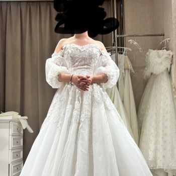 トレーンが長くて胸元のお花がかわいいドレス