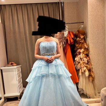 フリルがキュートなドレス