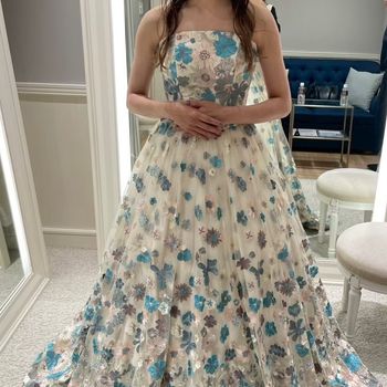 花柄たっぷりの海辺にあうドレス