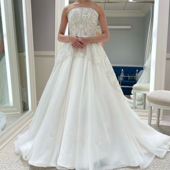 後ろ姿がきらびやかなドレス