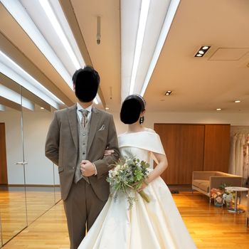 凛とした気品が漂う、サテンのオフショルクラシカルドレス