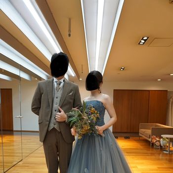 深みのあるブルーが上品に映える大人エレガントドレス