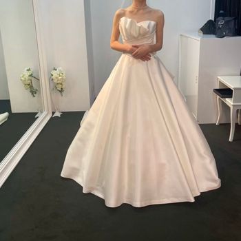 個性的なフリルが印象的