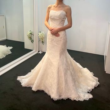 裾のレースが印象的