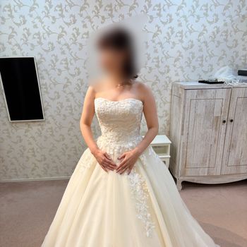 媚びない華やかさ