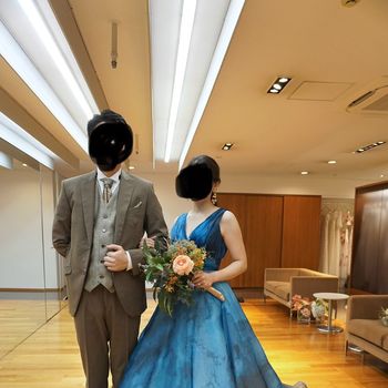 透きとおる青が美しい、上品でやわらかなスタイリッシュドレス