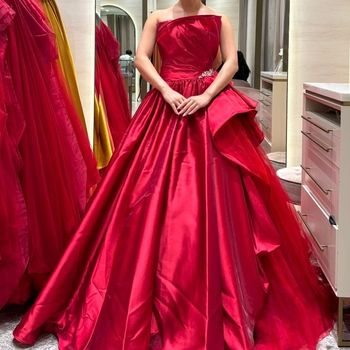 サテンとチュールの主役赤ドレス