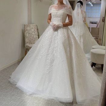 キラキラのビジューがふんだんに使われているドレス