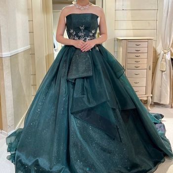 滅多に見ないグリーンのキラキラドレス