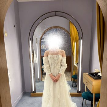 リボンに腕を通して着る衣装、後ろ姿が可愛い