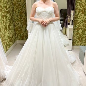 ふわっとした素材と、バックの花びらが素敵なドレス